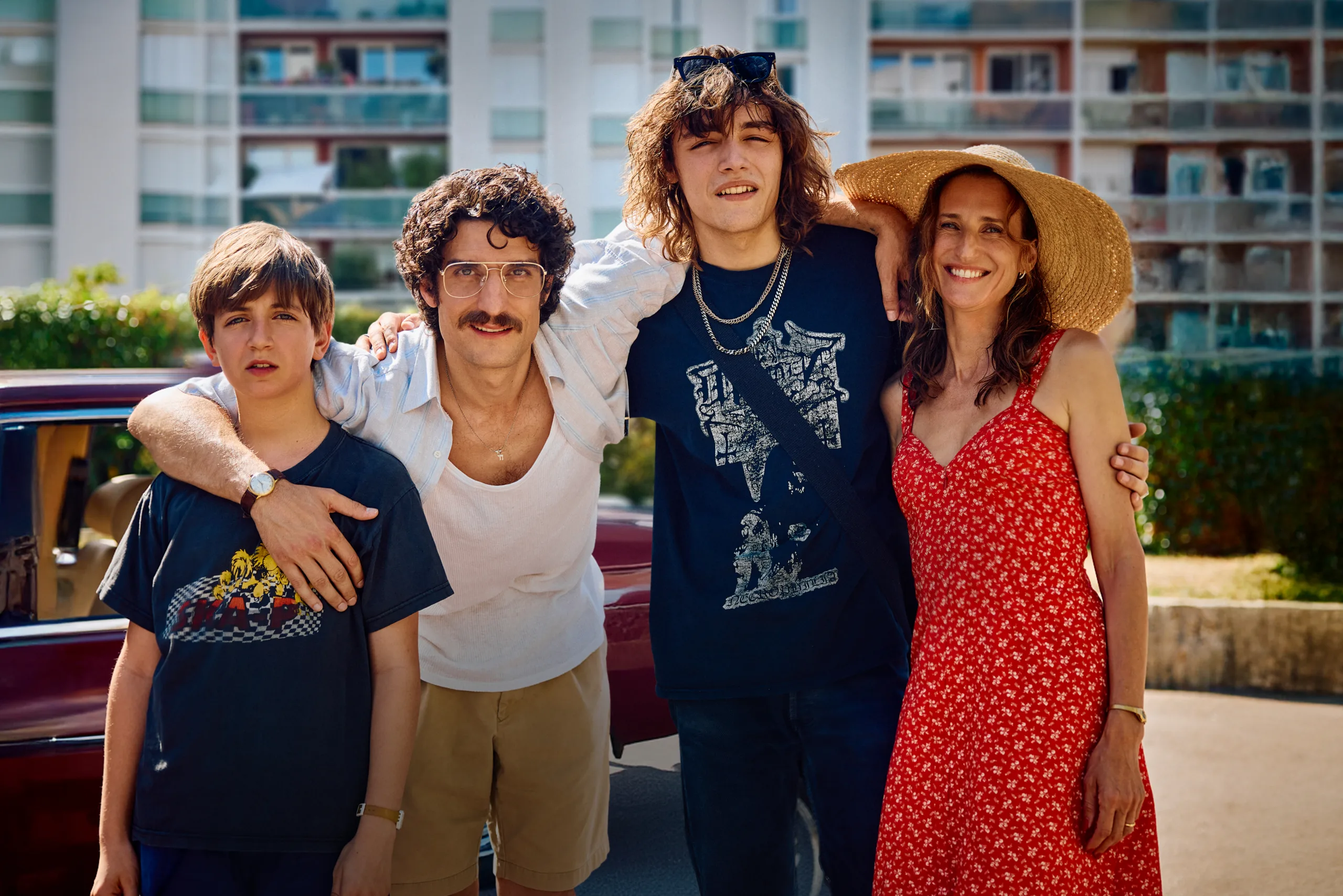 da esquerda para a direita - uma criança, um homem adulto, um adolescente e uma mulher adulta pousam para a fotografia