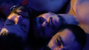 3 homens, lado a lado, deitados