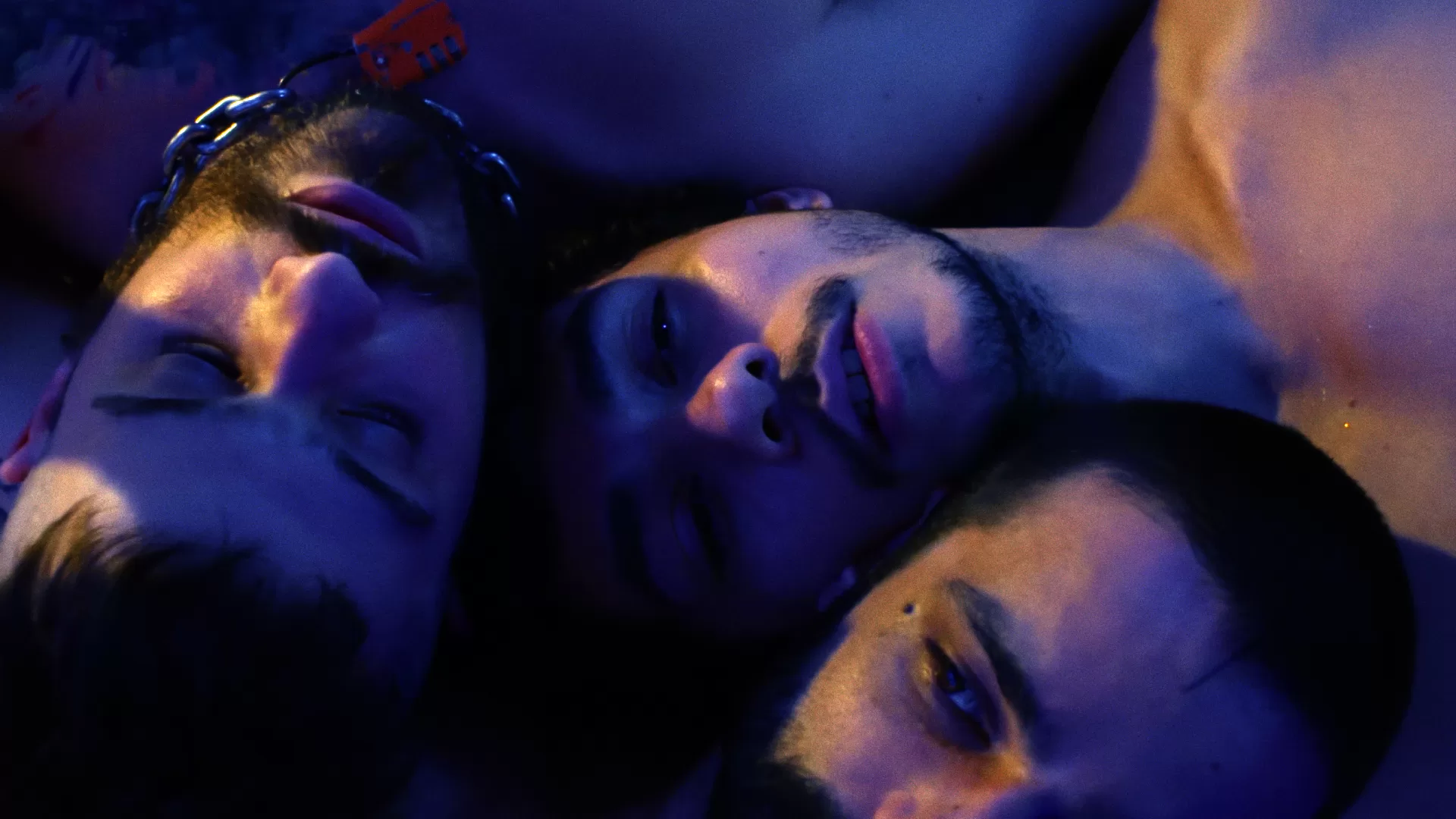 3 homens, lado a lado, deitados