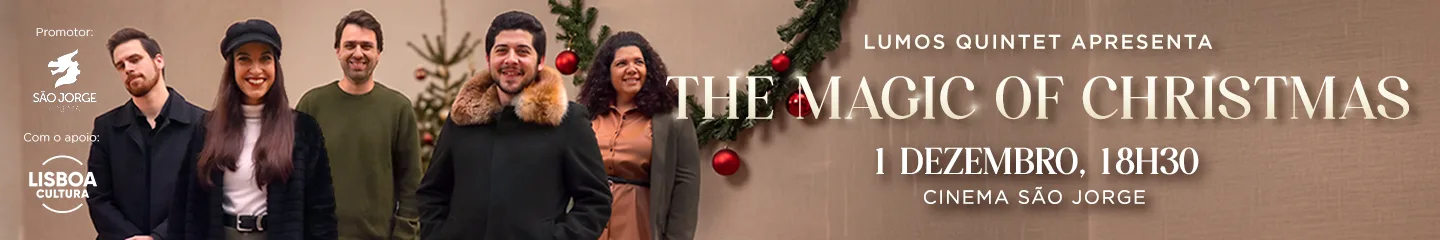 quinteto com três homens e duas mulheres a sorrirem, e efeitos de natal atrás