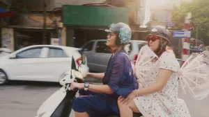 duas mulheres a andar de mota com asas de fada