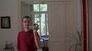 homem com uma câmara de filmar, a filmar-se ao espelho