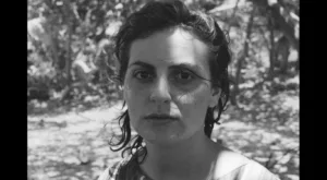 mulher olha muita séria para a câmara