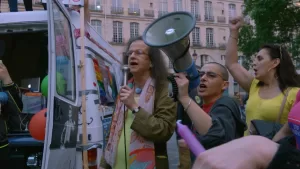 pessoas a manifestarem-se na rua com microfone e megafone