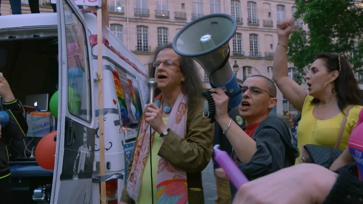 pessoas a manifestarem-se na rua com microfone e megafone