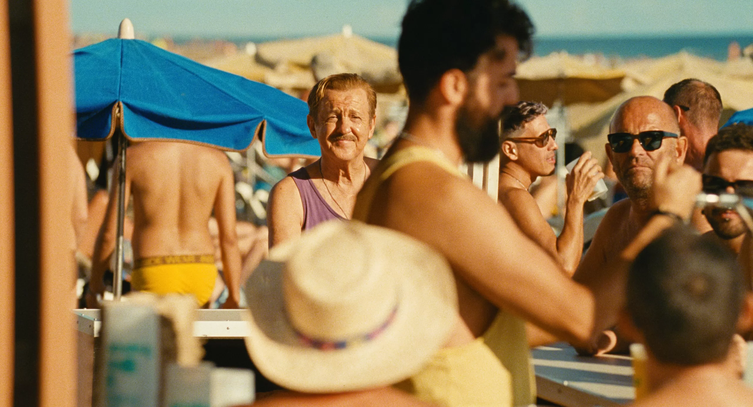 várias pessoas na praia