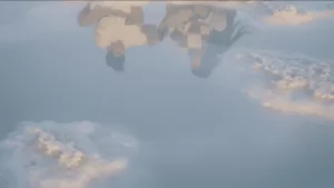 reflexo na água de duas pessoas