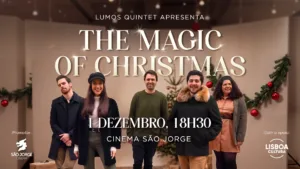 quinteto com três homens e duas mulheres a sorrirem, e efeitos de natal atrás