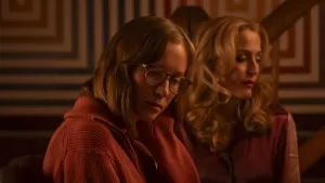 duas mulheres, não se olham, e estão com um ar tenso