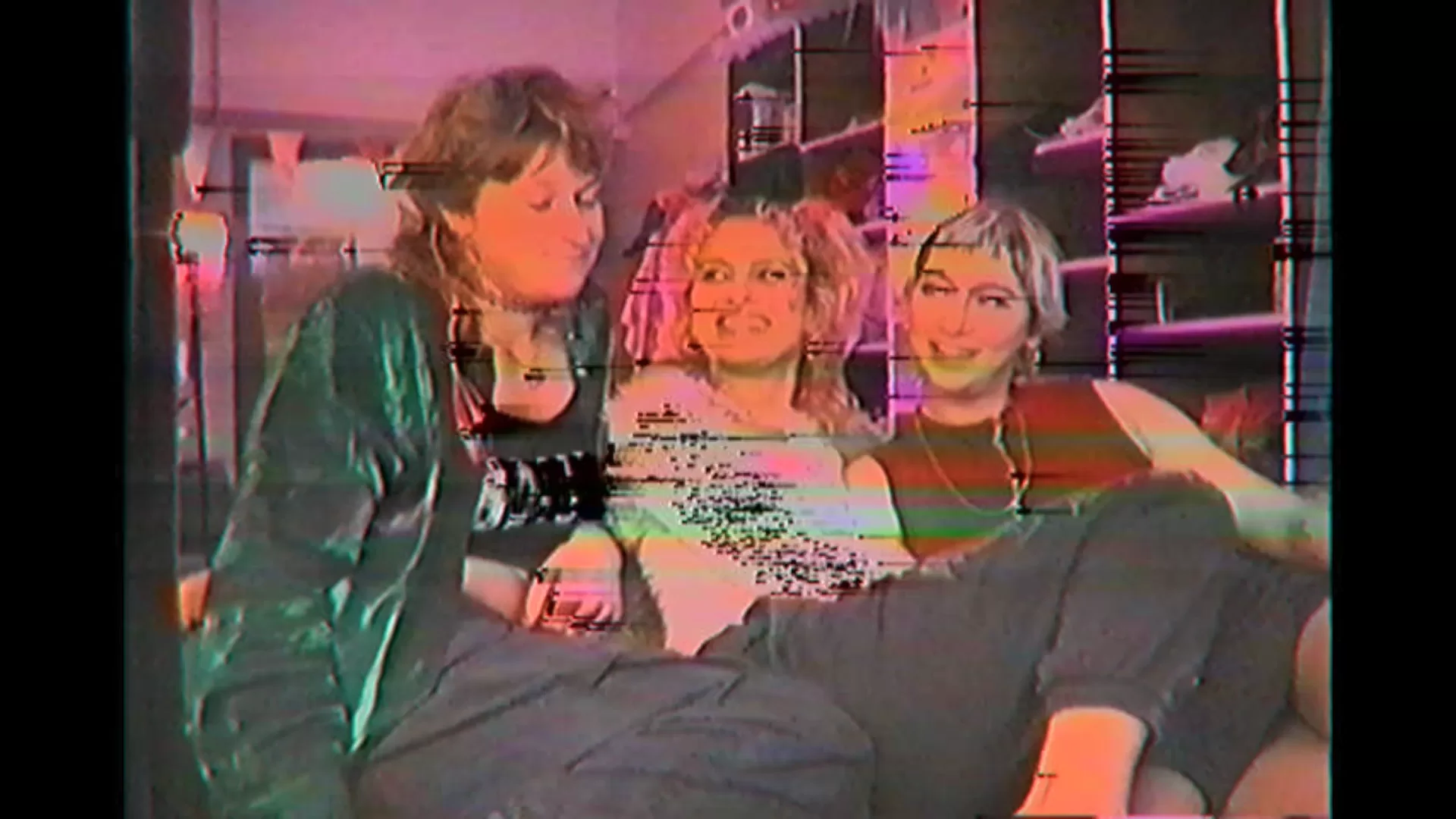 imagem de três raparigas sorridentes