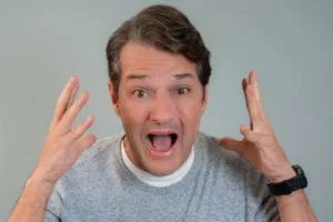 Imagem do ator Marcelo Serrado em pose de grito.