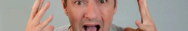 Imagem do ator Marcelo Serrado em pose de grito.