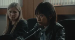 uma mulher olha para outra. essa mulher mostra-se chateada enquanto olha em frente