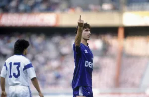 futebolista a fazer o dedo do meio em campo