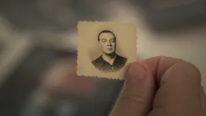 alguém segura uma pequena fotografia antiga