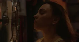 mulher de olhos fechados a inspirar