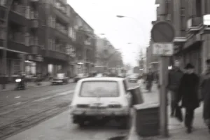 Rua com carros.