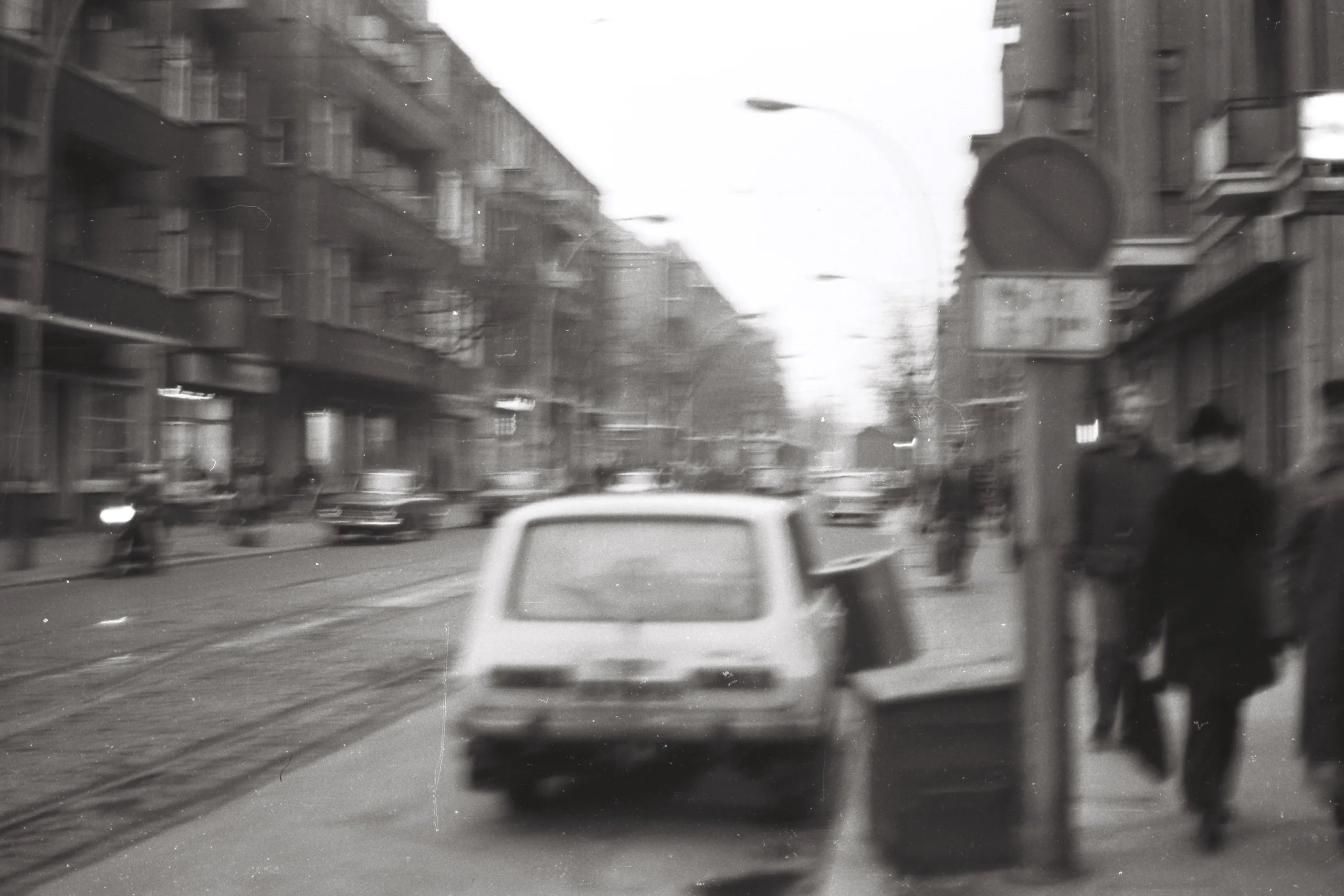 Rua com carros.