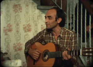 Chicho Sánchez Ferlosio a tocar guitarra