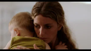 mulher abraça bebé ao seu colo