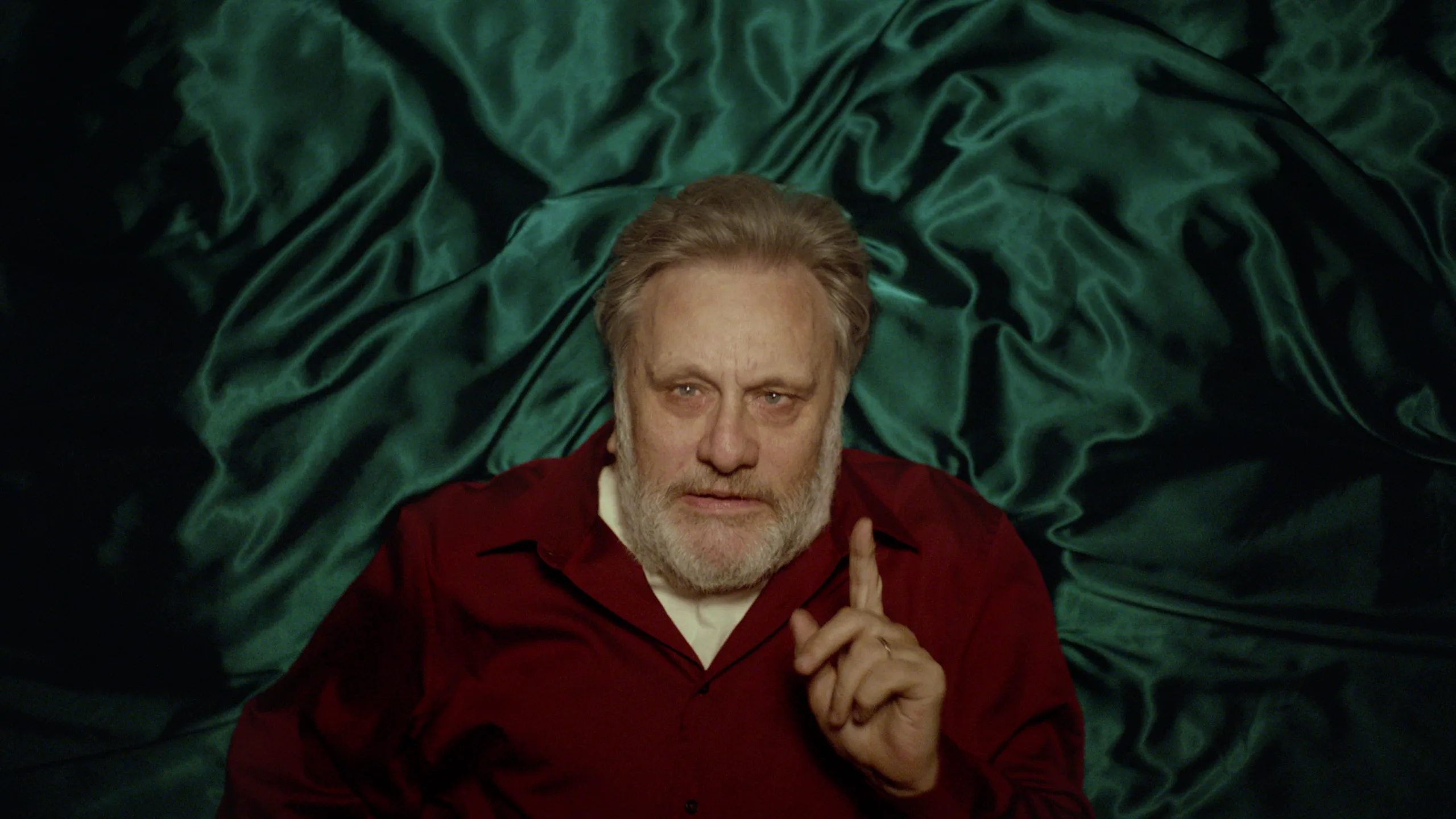 Slavoj Žižek deitado