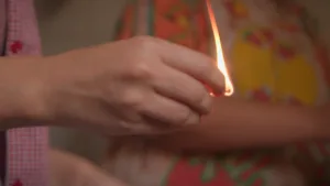 uma mão com uma chama de fogo