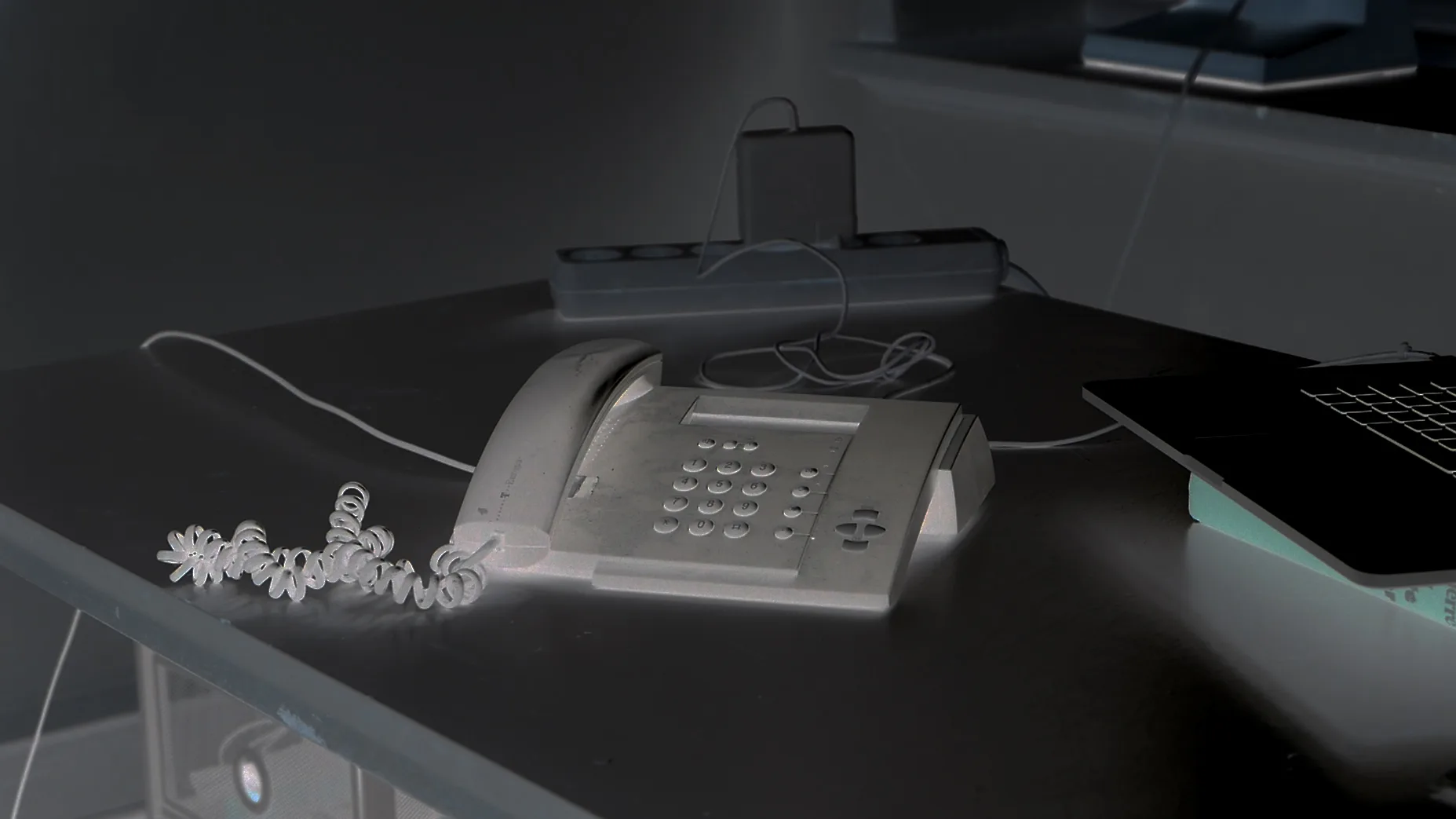 telefone de fios em cima de uma secretária