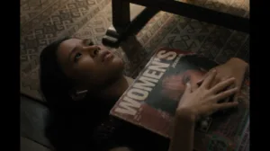 mulher deitada no chão abraçada a revista
